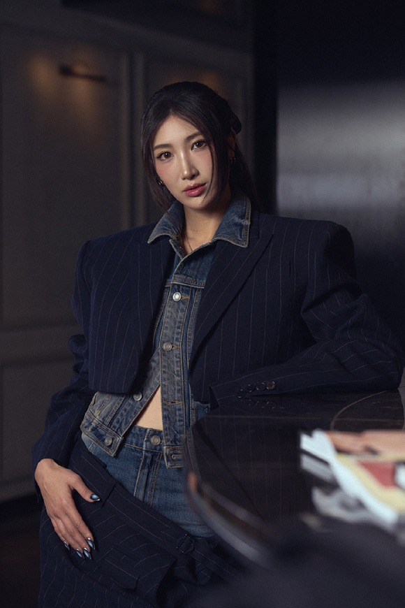 '케이팝 데몬 헌터스'의 '골든' 작곡가이자 가수 이재가 내한 기자간담회에 앞서 포즈를 취하고 있다. [사진=넷플릭스]