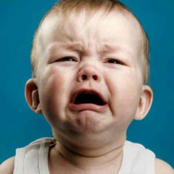 우는 아기 이미지
