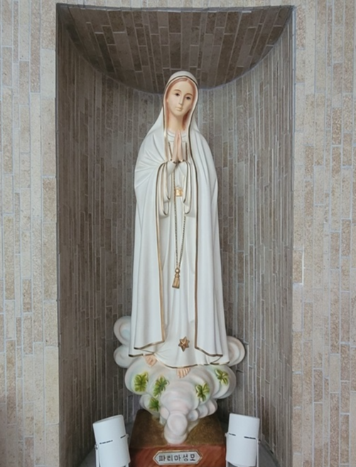 사진은 서울 여의도동성당 주보성인, "파티마의 성모님"을 표현한 작품입니다.