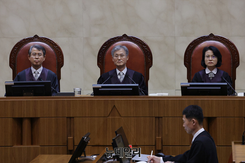▲ 조희대 대법원장(중앙)이 1일 오후 서울 서초구 대법원에서 이재명 더불어민주당 대선 후보의 공직선거법 위반 사건 상고심 선고를 내리고 있다. ⓒ사진=공동취재단