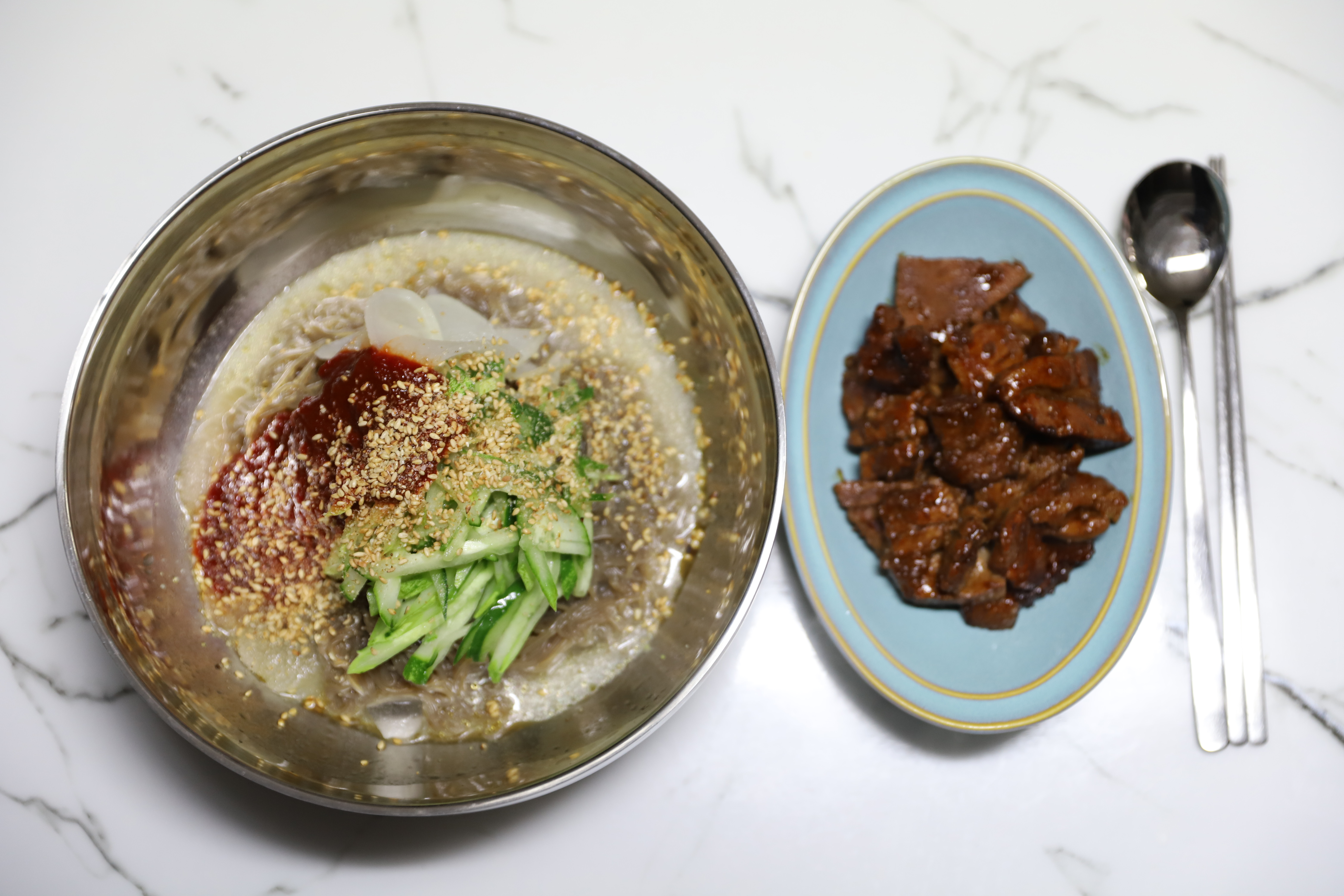 해주냉면과-양념-돼지갈비-가지런히-놓여있는-모습
