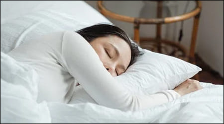 숙면을 취하고 있는 여성
