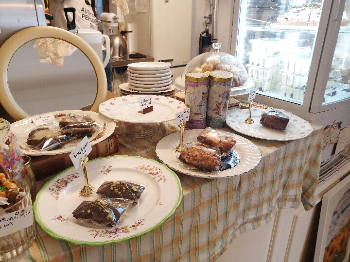 니드스윗-디저트들이-놓여-있다