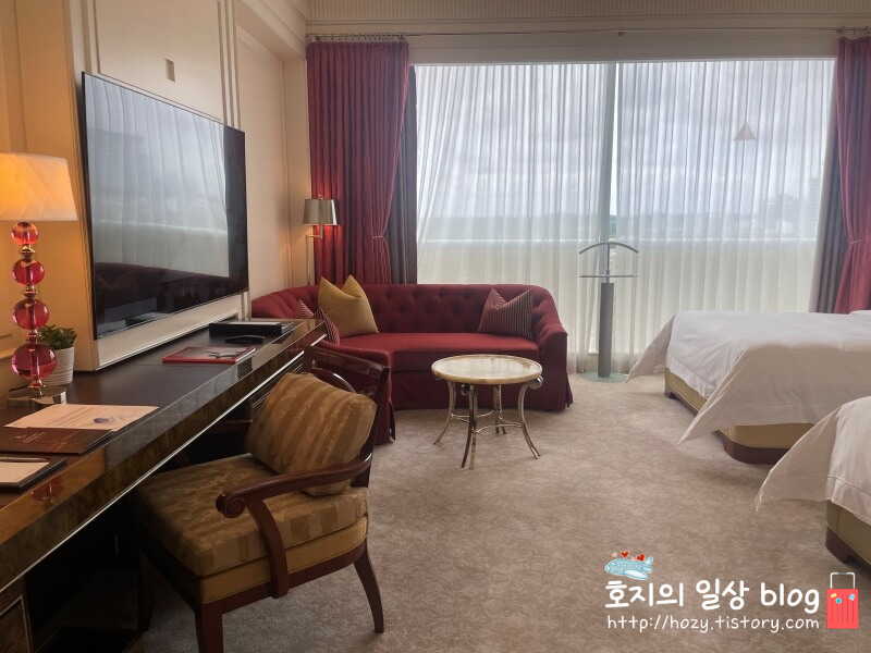 싱가포르 세인트레지스 디럭스 트윈룸 침실전경2