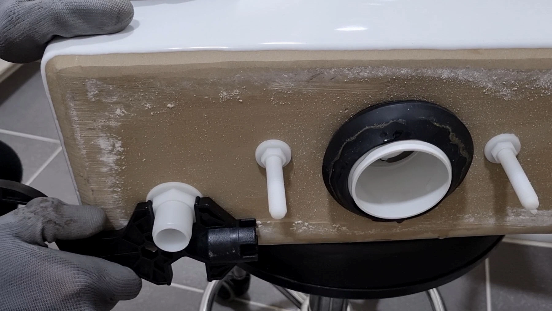 필밸브 고정 너트 푸는 모습