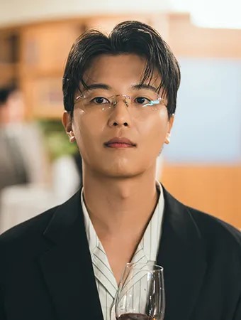 드라마 아너:그녀들의 법정의 빌런 백태주역의 연우진 홍보포스터 1 입니다.