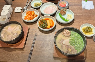 국밥2개와 반찬들