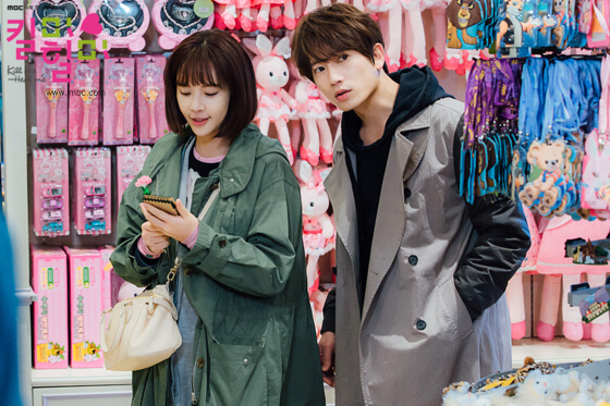 인격별 맞춤형 선물을 고르는 도현과 리진 메이킹 사진