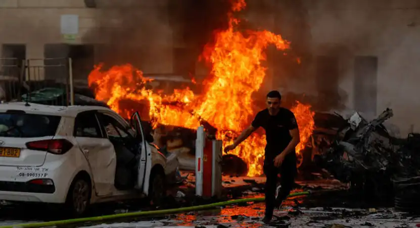 로켓포공격으로-불타는-차량과-피하는-시민