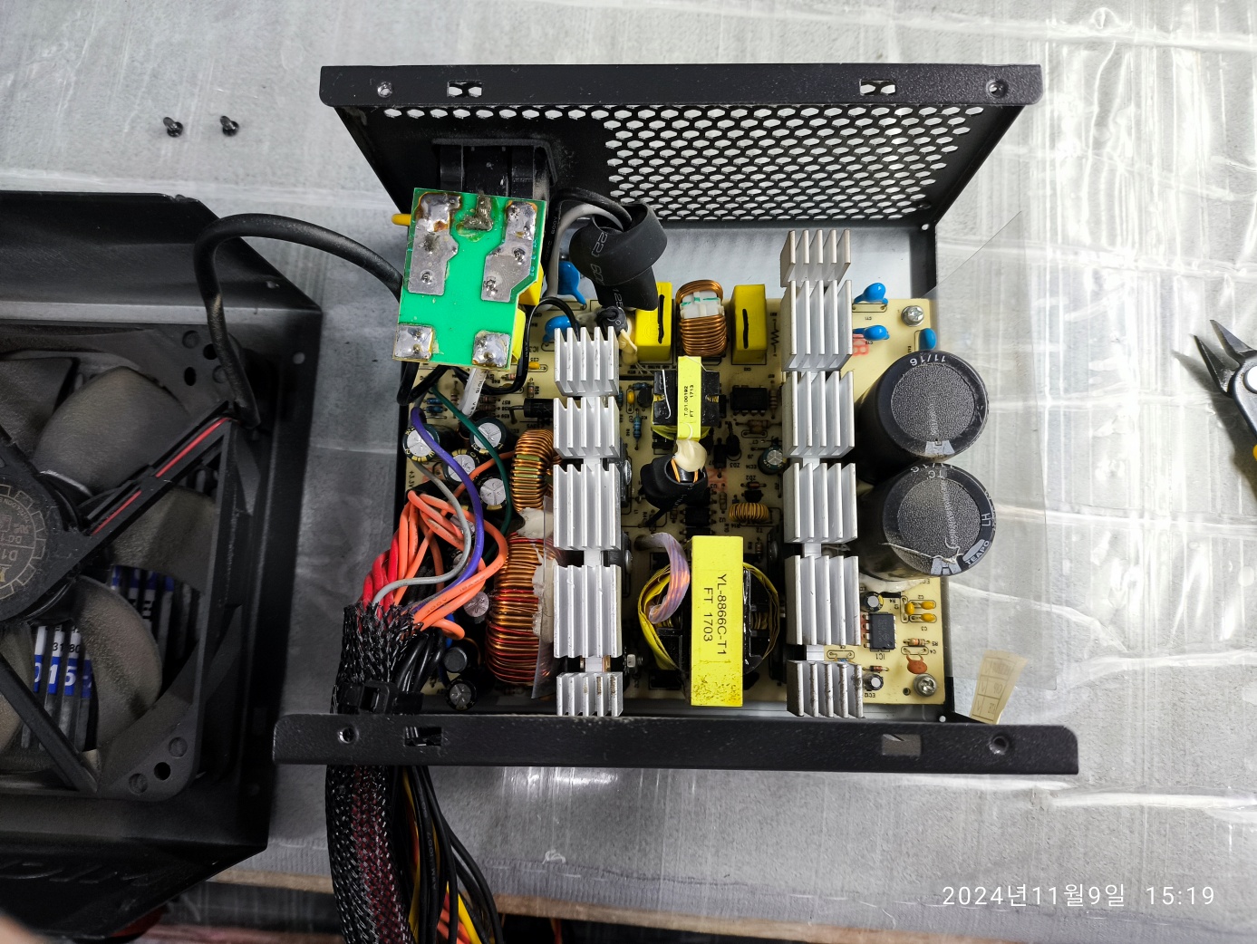 콘덴서 상태를 확인하기 위해서 커버를 열었습니다.