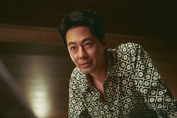 배우 조인성의 부드러움 속 강인한 카리스마, 감정의 폭을 넓히는 연기력, 스크린과 브라운관을 넘나드는 존재감