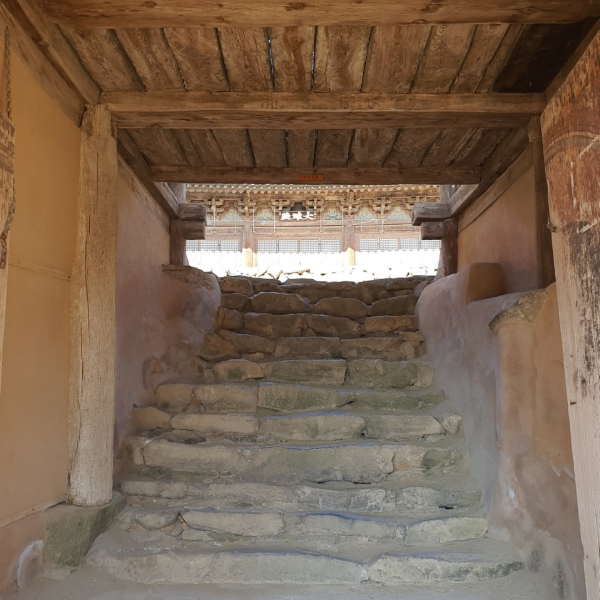 만세루 아래 돌계단