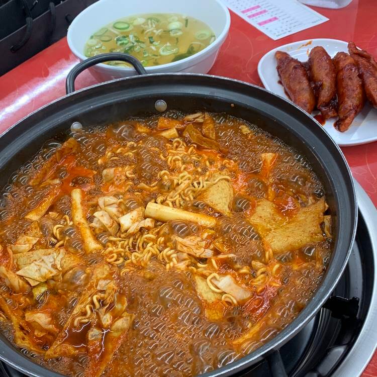 즉석떡볶이 및 무침만두