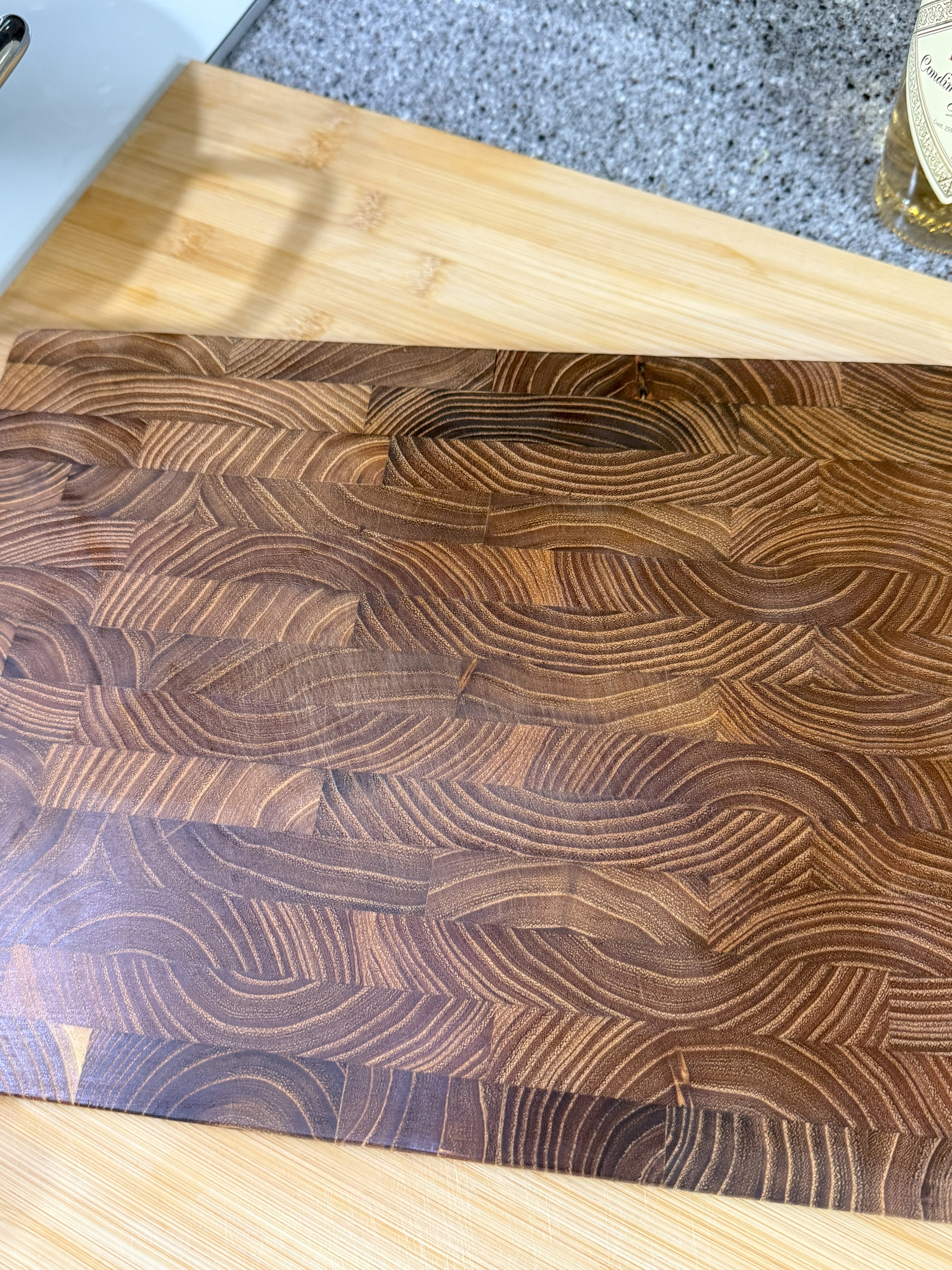 엔드그레인 도마에 보드버터를 바른 후 윤기 나는 모습