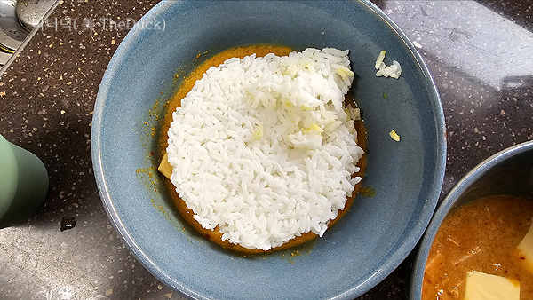 햇반을 올려 전자레인지로 조리합니다.