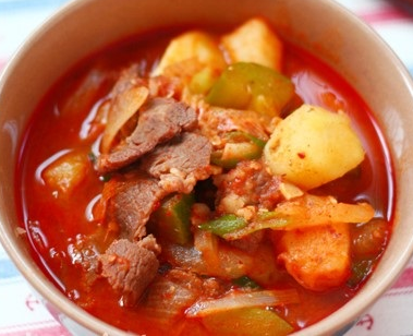 소고기와 채소를 넣고 고추장을 풀어 얼큰하게 끓인 소고기 고추장찌개.