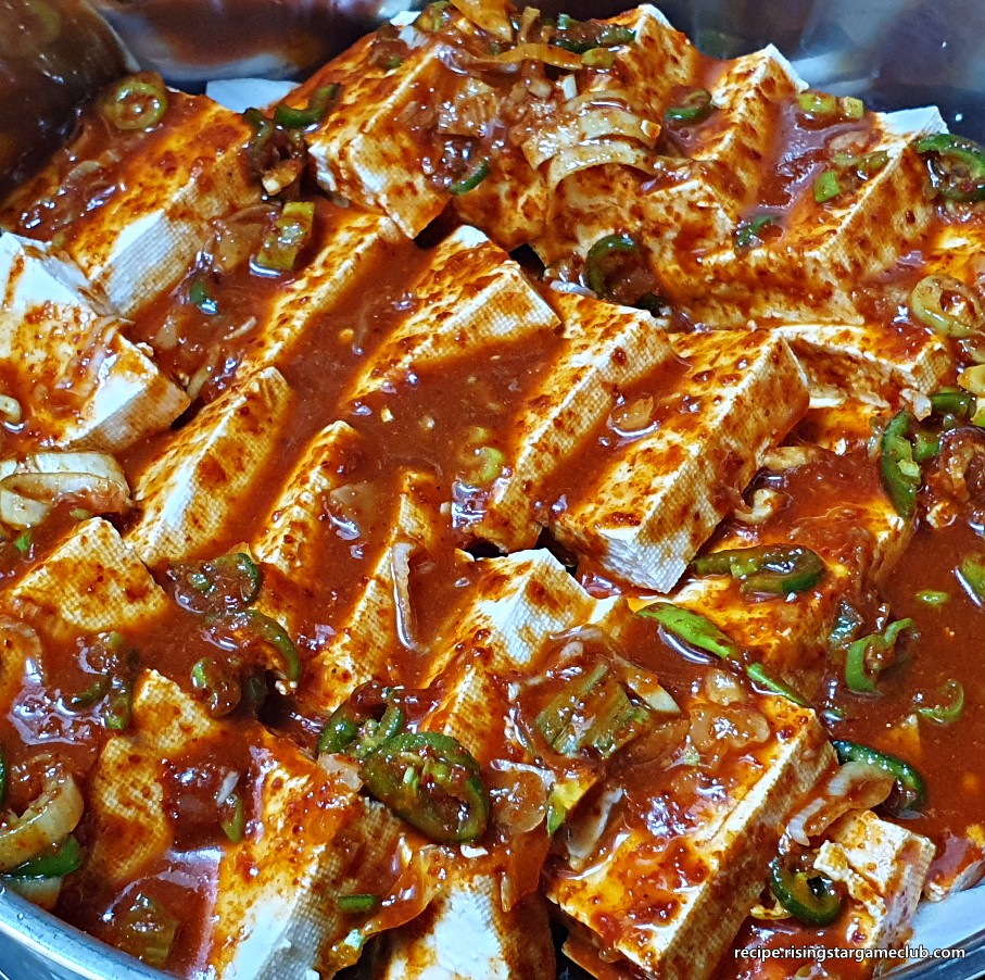 두부조림에 들어갈 두부위에 양념장을 얹은 사진