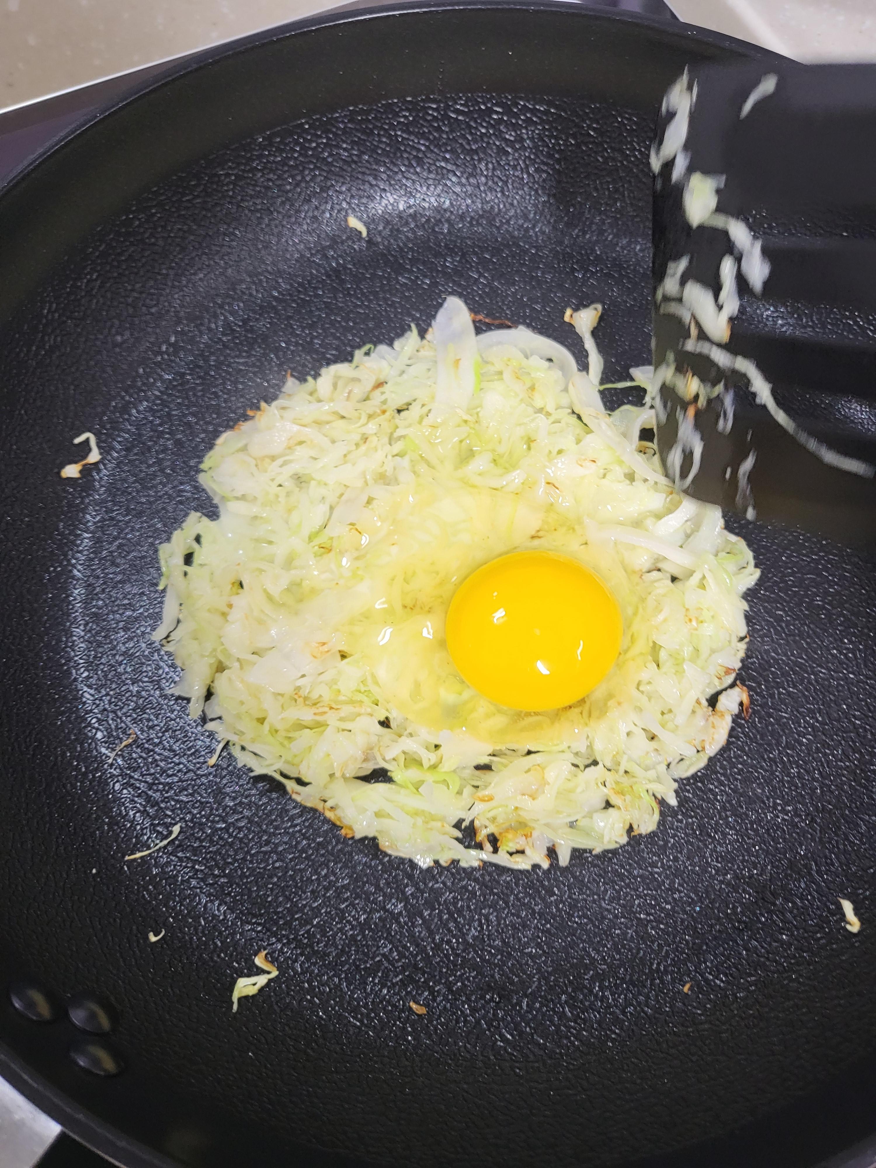 볶은양배추-위-계란