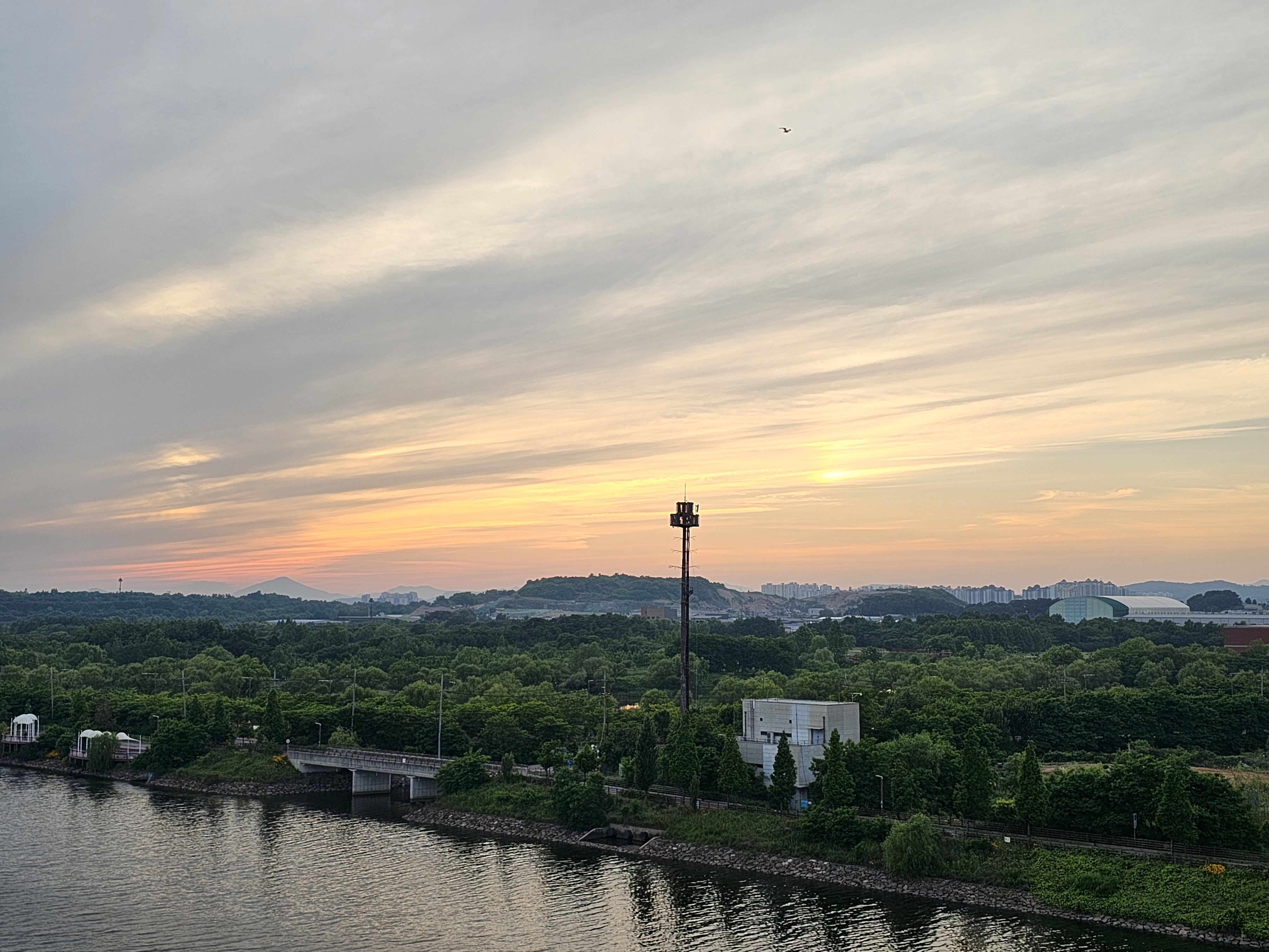 노을진 캠핑장 길 건너 아라뱃길 노을