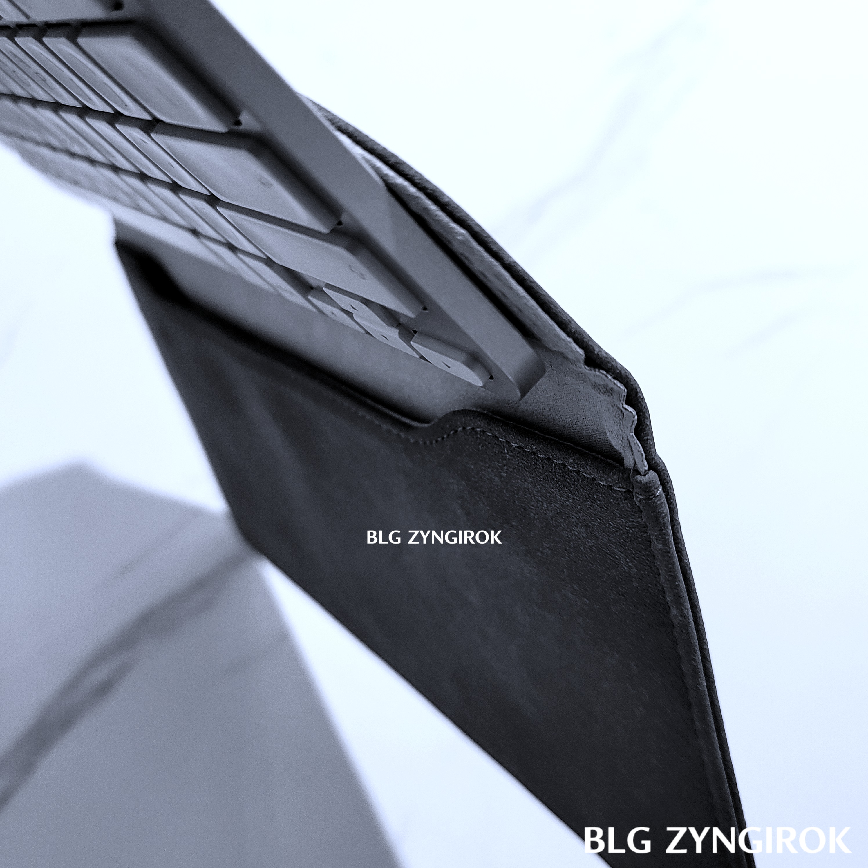 로지텍 키보드 케이스 뚜껑 자석에 키보드가 붙은 모습이다.