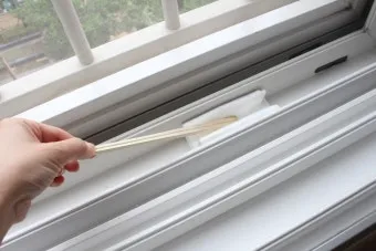 창틀 먼지 진공청소기 솔브러시와 물티슈로 닦는 순서_9