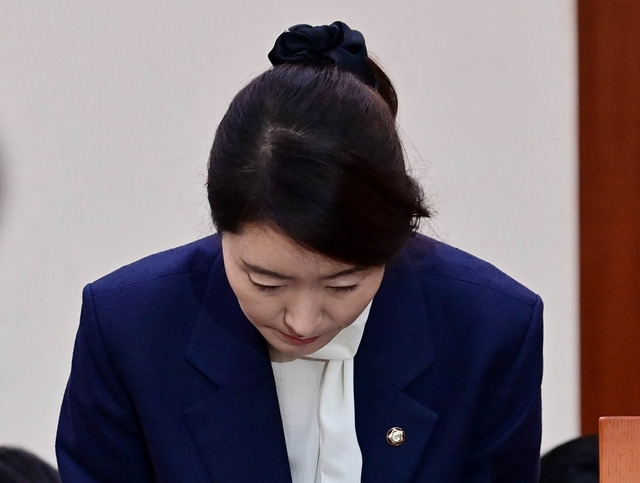 <출처 : 문화일보> 인사청문회에서 고개를 숙이고 있는 강선우 후보자