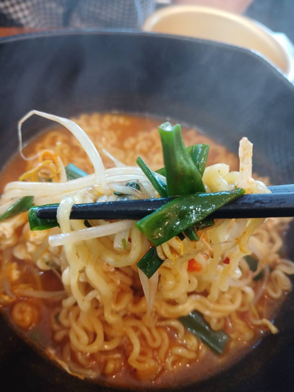 역전분식 라면 한입