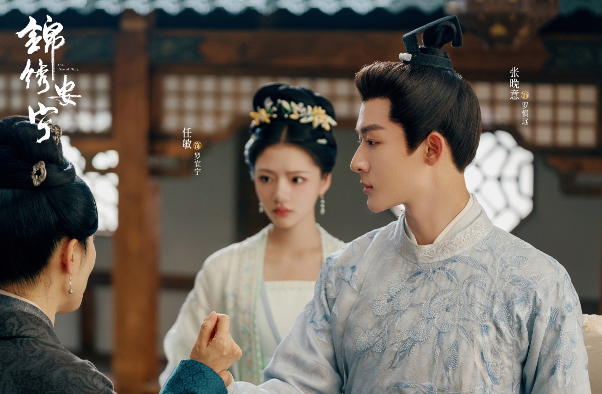 금수안녕-임민과 장완이-임민을 배경으로 장완이 옆모습