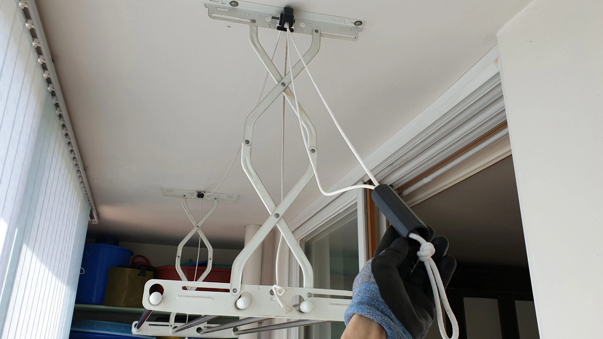 건조대 줄 빼는 모습