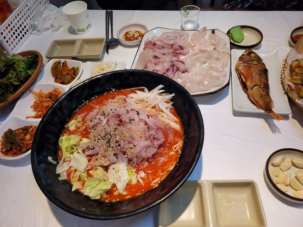 주문진 참가자미 세꼬시와 물회 한상 차림