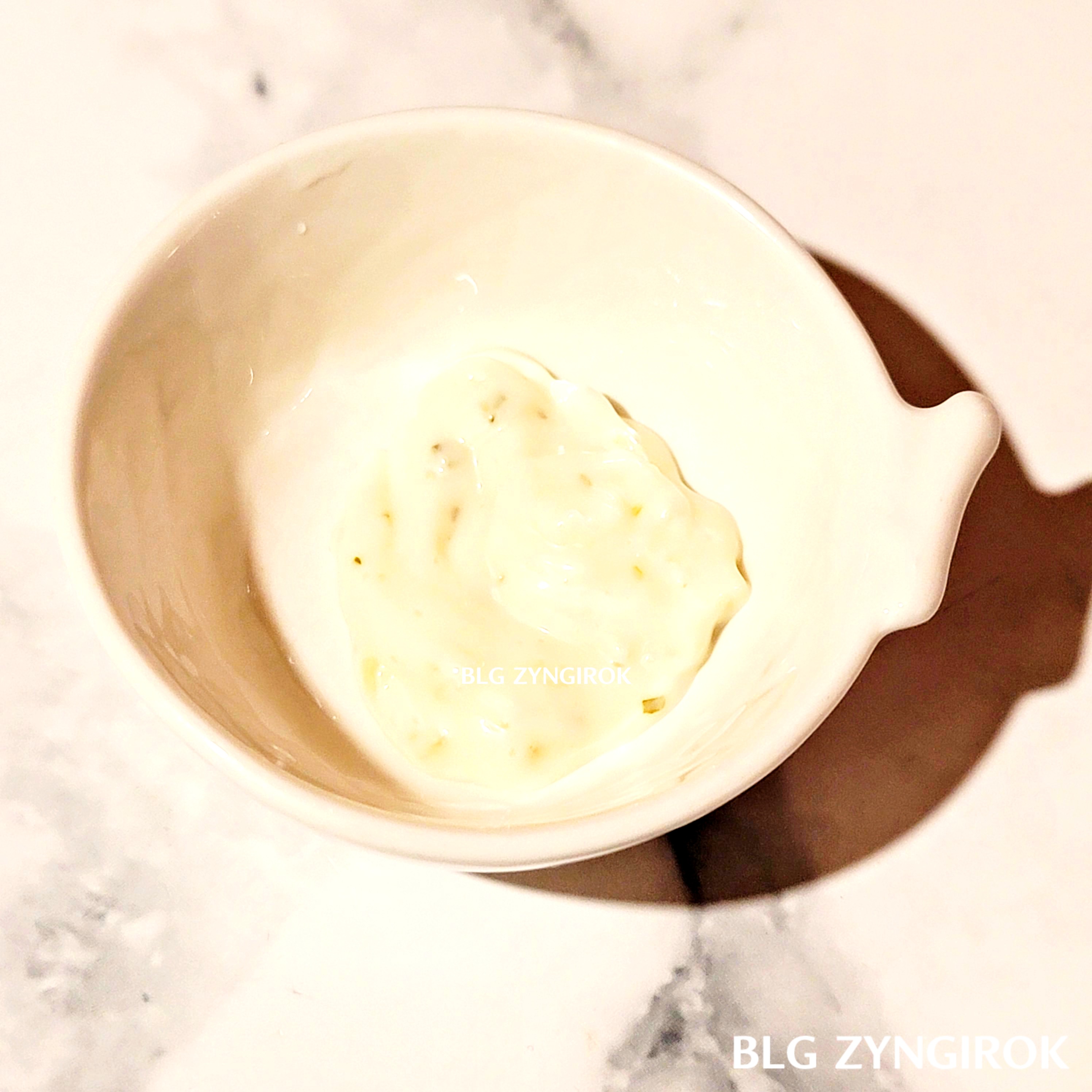 조셉말린 피쉬앤 칩스의 타르타르 소스를 소스 그릇에 담아 놓은 모습이다.