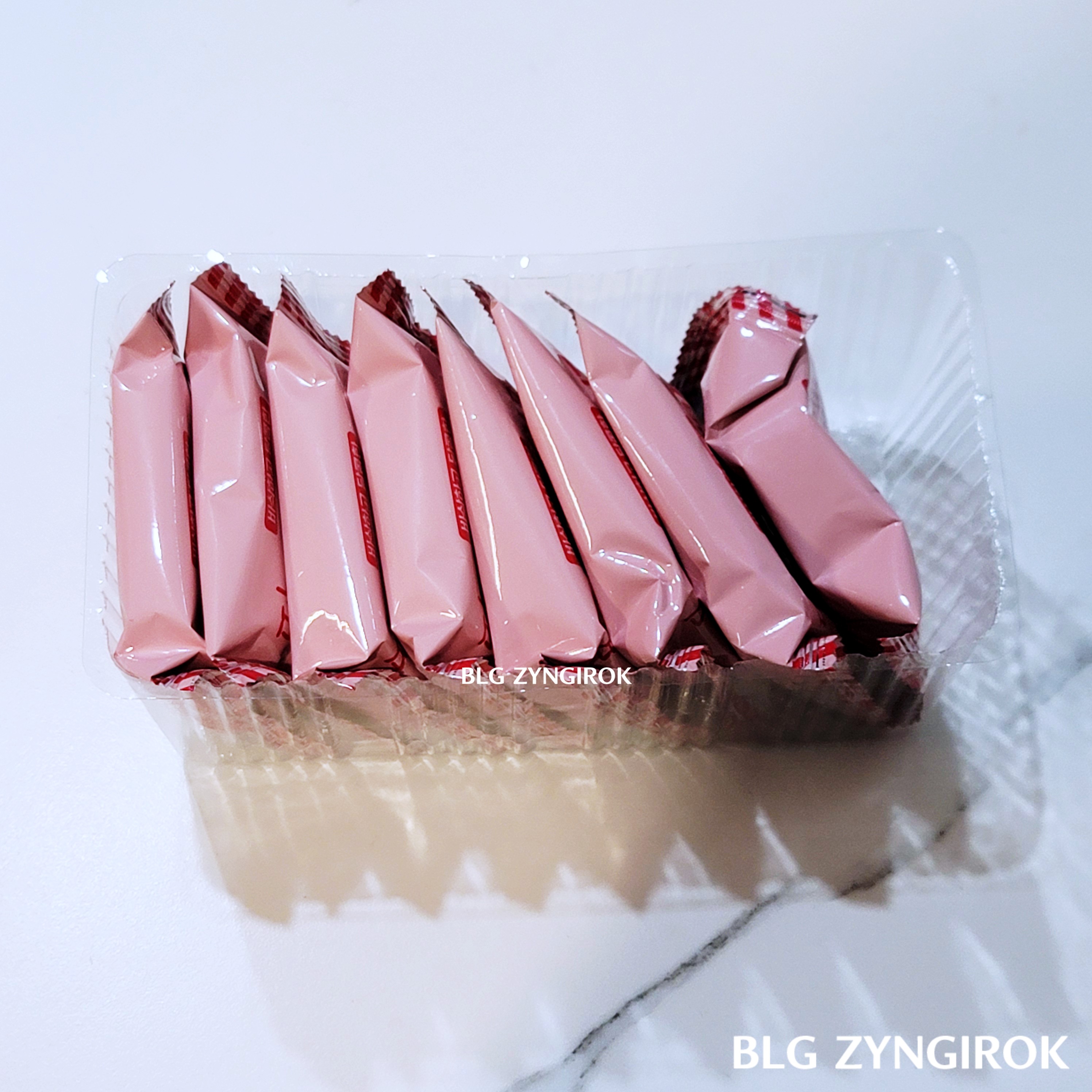 딸기 샌드웨이퍼 8개가 들어있는 모습이다.