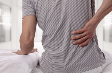 허리가 아픈 남성