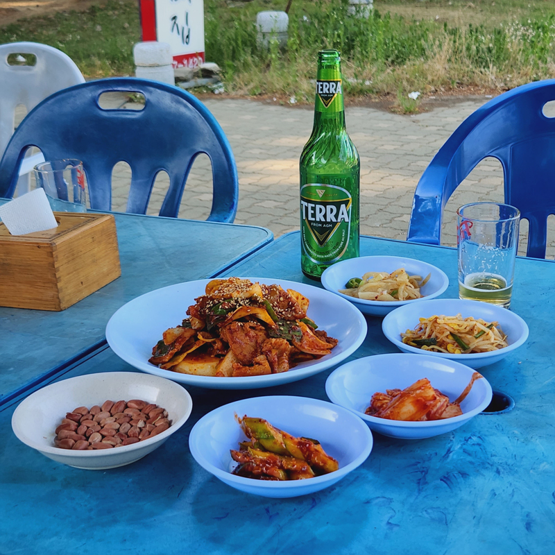 야외-테이블위-음식과-술