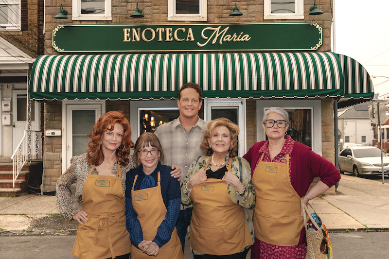 Netflix Tudum 공식 이미지 : 빈스 본과 다섯 명의 논나가 함께한 Enoteca Maria 앞