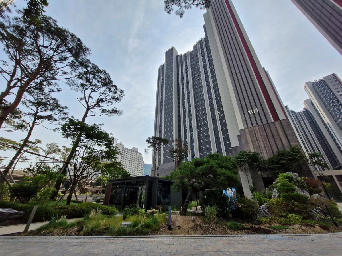 노원구-롯데캐슬-시그니처-아파트의-웅장한-모습