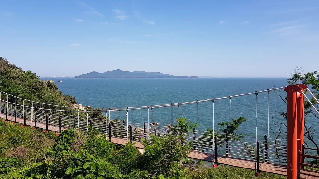 영종도 문화탐방로 코스 중반부의 해안 출렁다리와 무의대교 전망 사진.