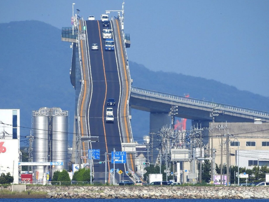 엄청난 경사의 에시마&nbsp;오하시&nbsp;교량은 실제로 무서울까? VIDEO: Japan's 'roller coaster' bridge: Eshima Ohashi Bridge