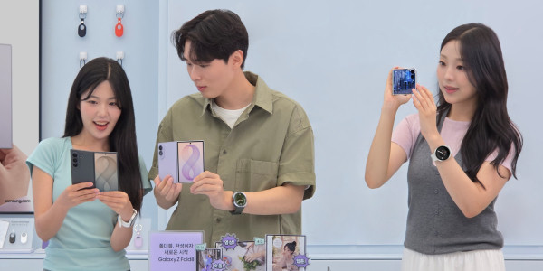 갤럭시 Z 폴드8 울트라 폴드8 플립8 나란히 전시된 모습