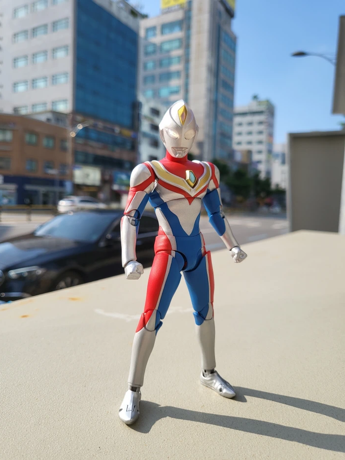 울트라맨-피규어를-대낮에-z플립3-오토모드로-촬영한-사진