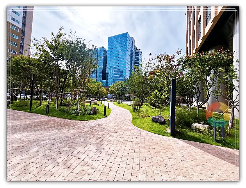 퍼블릭가산_산책로3-건물앞-미니정원