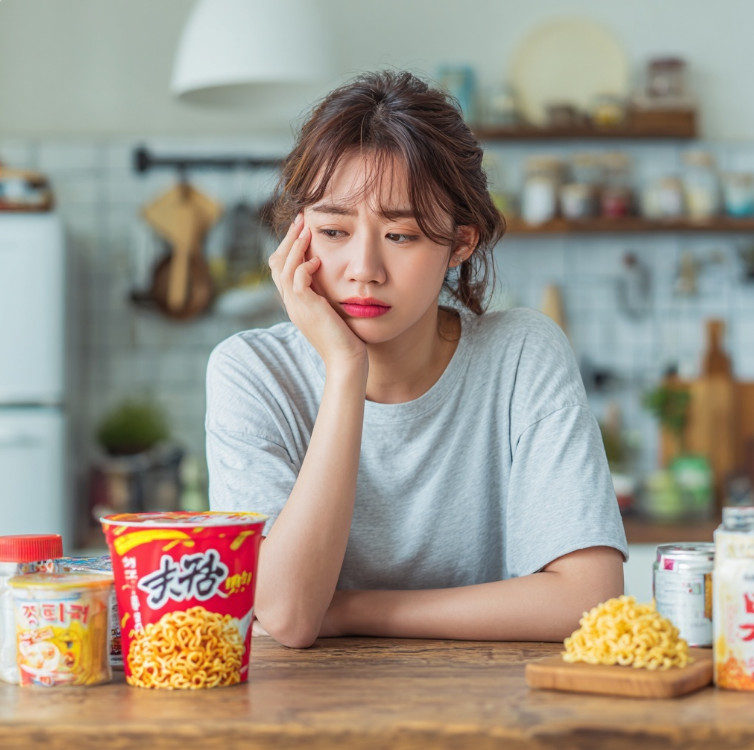 페스트푸드를 보고 먹을지 고민하는 여성