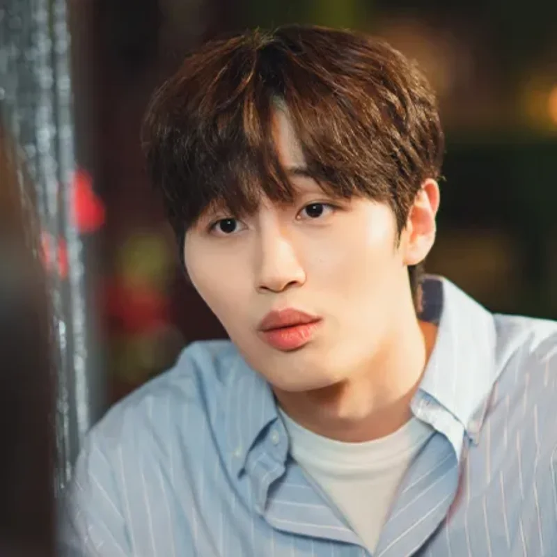 어느 실내를 배경으로 파란 와이셔츠를 입고 갈색머리를 하고 있는 소용없어 거짓말의 백치훈