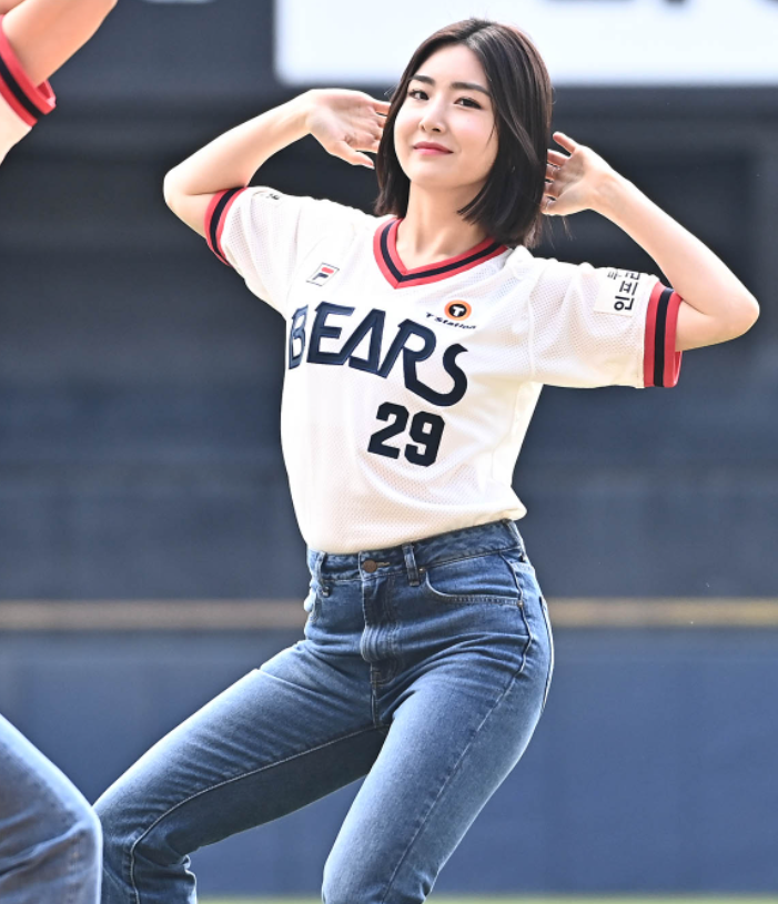 유나 브레이브걸스 나이 프로필 키 인스타 화보 과거 맥심 레전드 단발