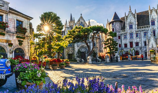 베트남 다낭 바나힐의 유럽풍의 건물들과 꽃