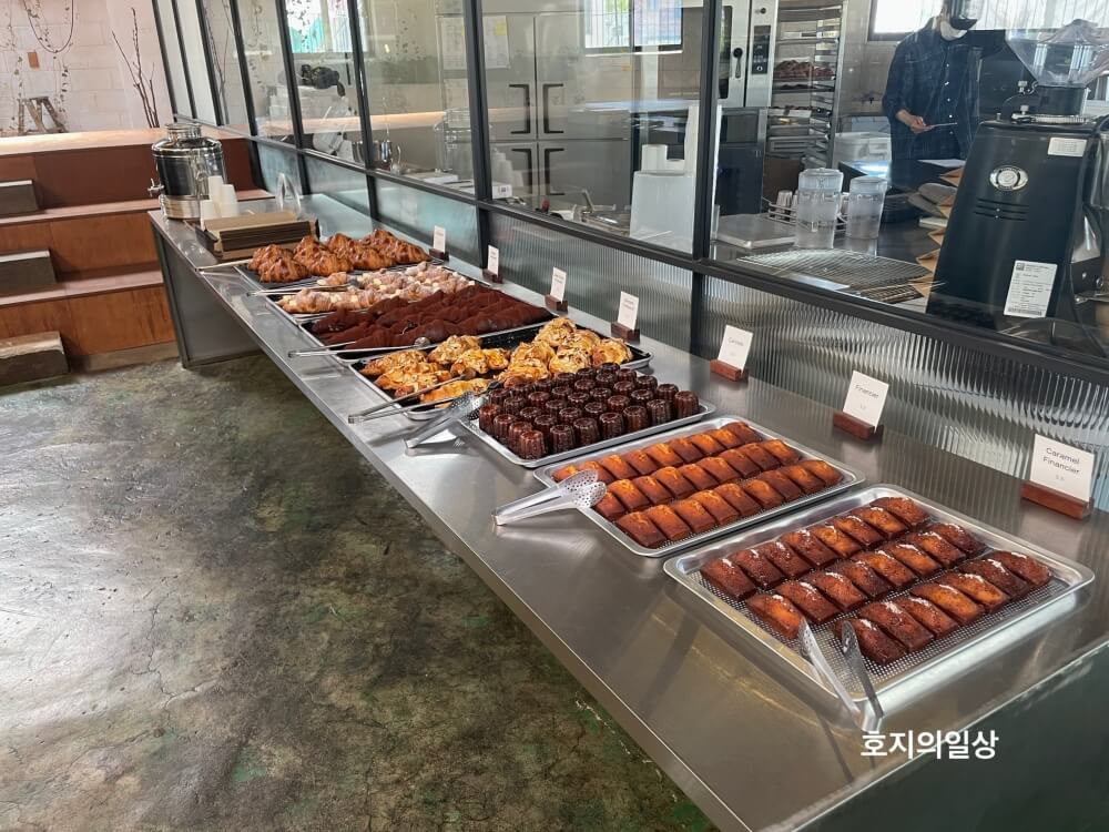 평택 카페 맛집 커피냅로스터스HQ - 진열된 다양한 디저트