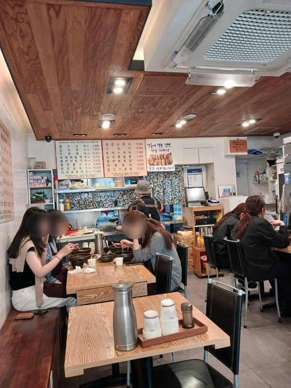 매장 식사하는 손님들