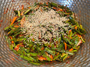 오이소박이 맛있게 담그는법 - 통깨도 1큰술 넣기