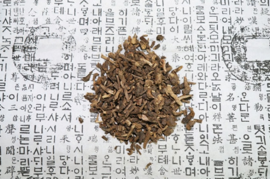 야생에서 채취를 한 패장초를 잘게 잘라놓은 것을 옛글이 적인 종이 깔판 위에 수북하게 쌓아두고 찍은 사진
