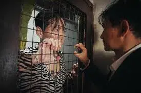 다만 악에서 구하소서 (2020) 이정재와 황정민이 철창을 사이에 두고 마주보는 장면